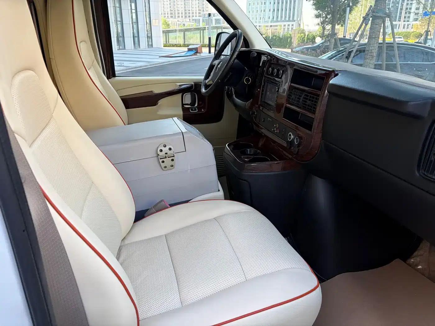 2013 SAVANA 5.3L AWD Leader Edition — миниатюра 8