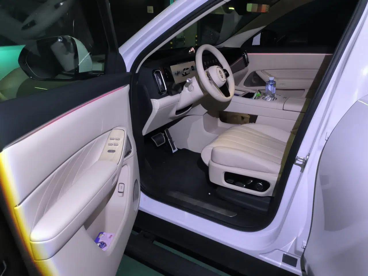 Hima AITO M8 2025 Extended-Range Ultra Version 53.4 kWh 5-Seater Edition — миниатюра 17