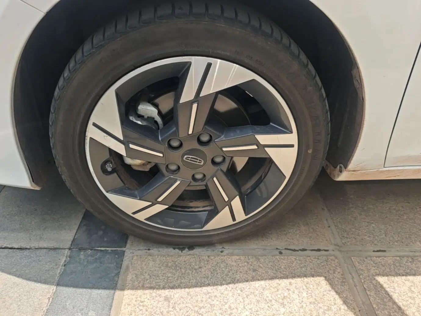 Geely Auto Emgrand L HiP 2024 Longteng Edition 1.5TD-DHT Pro 100KM Excellence Model — миниатюра 8