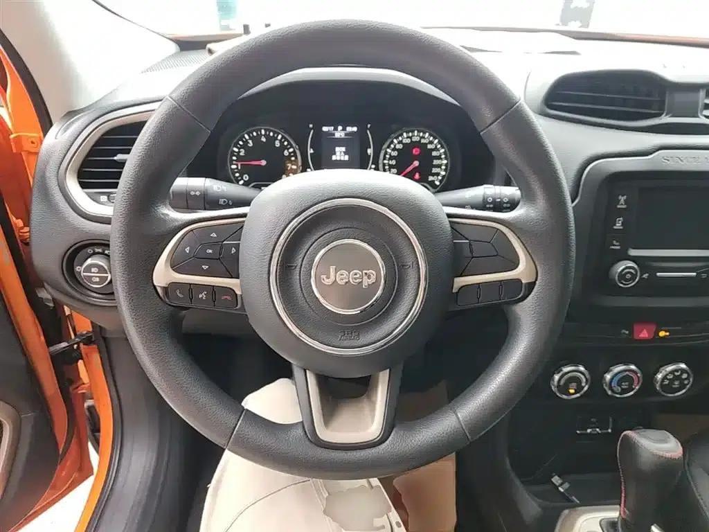 Jeep Renegade 2016 1.4T Automatic Performance Edition — миниатюра 11