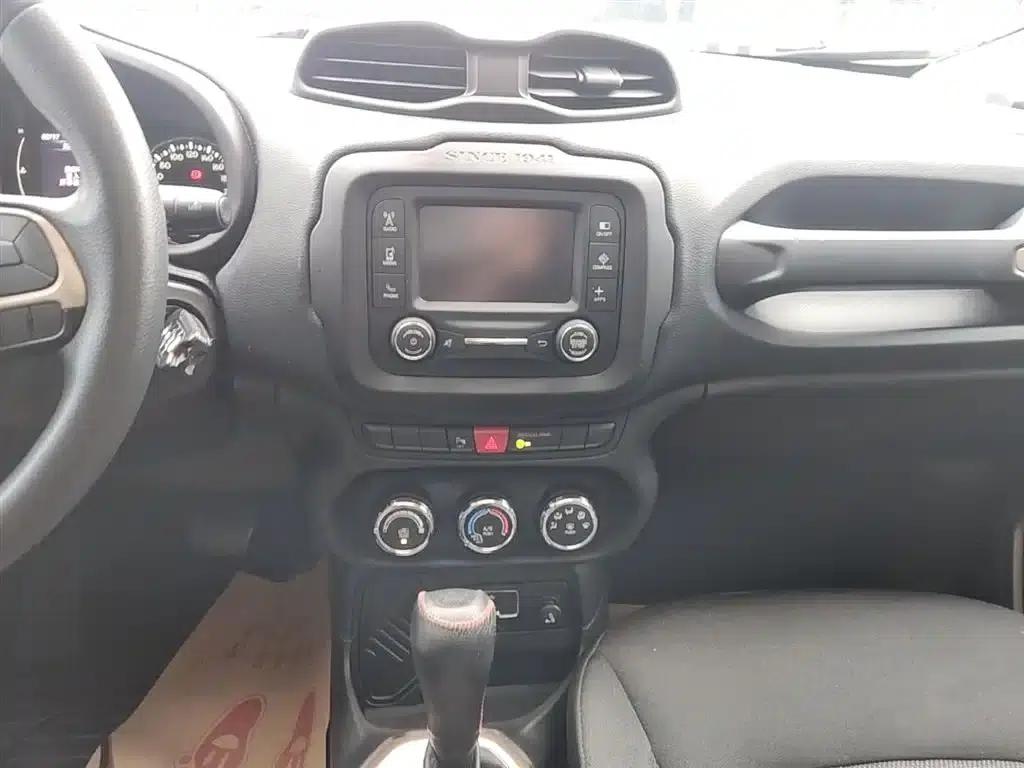 Jeep Renegade 2016 1.4T Automatic Performance Edition — миниатюра 13