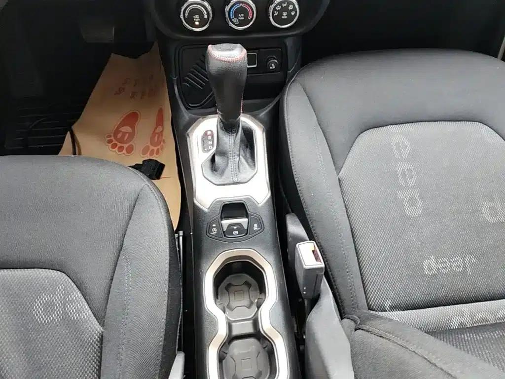 Jeep Renegade 2016 1.4T Automatic Performance Edition — миниатюра 14