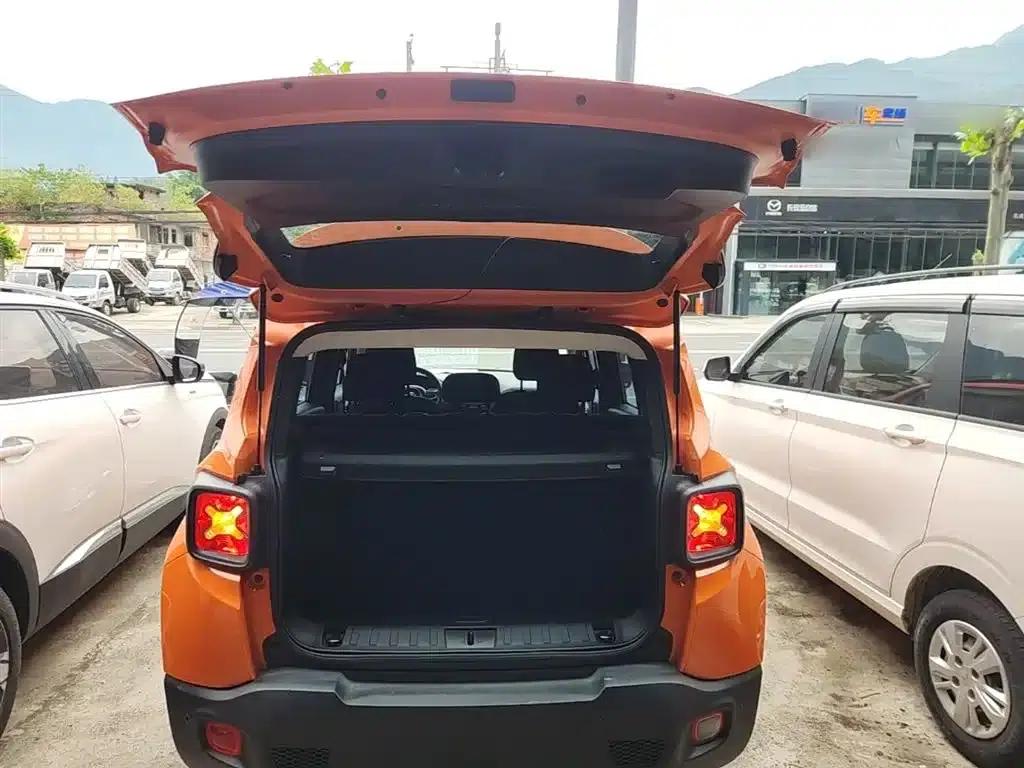 Jeep Renegade 2016 1.4T Automatic Performance Edition — миниатюра 19