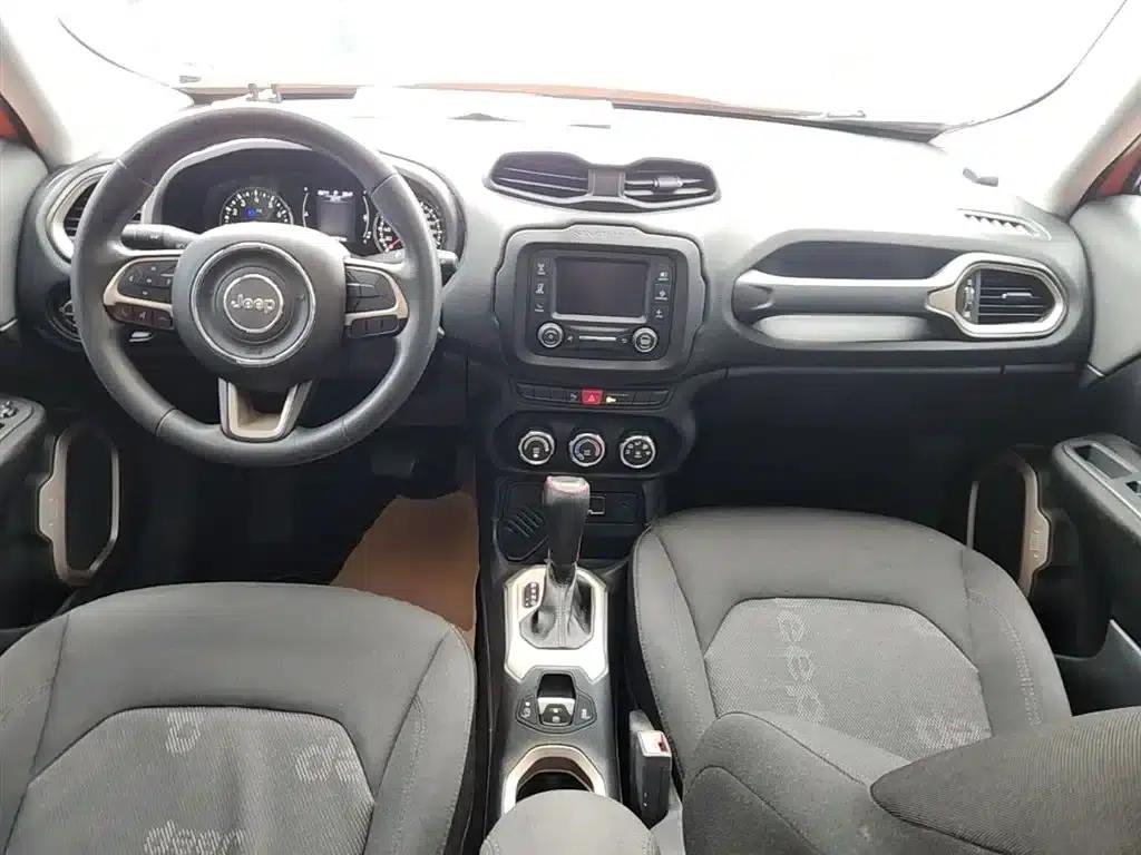 Jeep Renegade 2016 1.4T Automatic Performance Edition — миниатюра 10