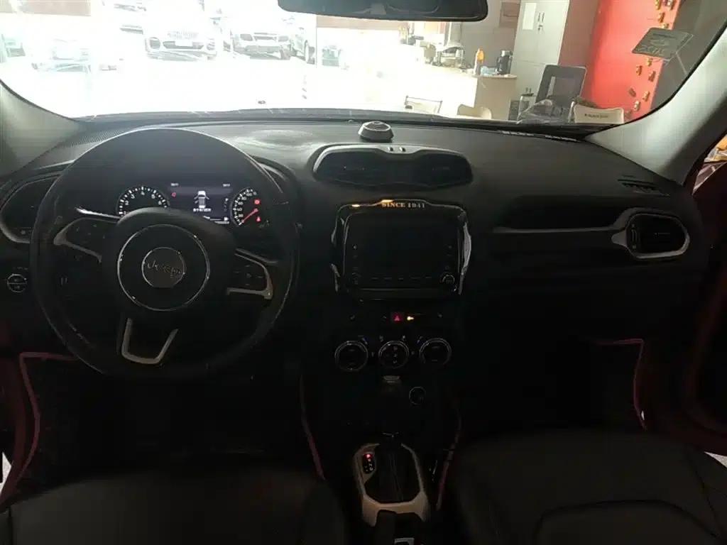 Jeep Renegade 2016 1.4T Automatic Smart Edition — миниатюра 10