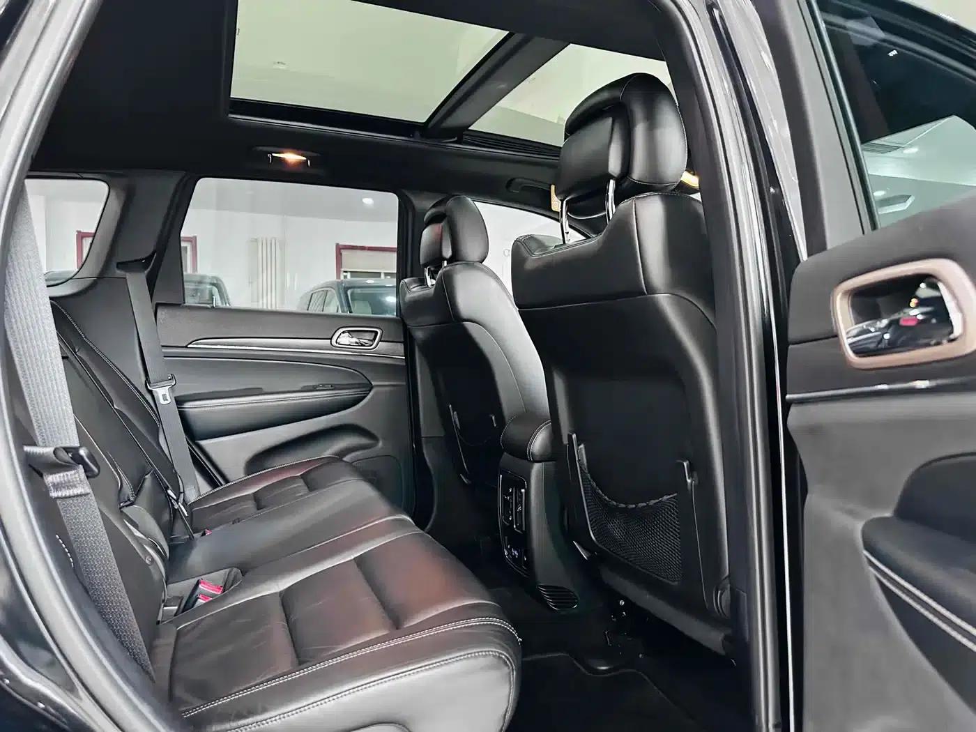 2015 Jeep Grand Cherokee Imported Model 3.0L Comfort Navigation Edition — миниатюра 11