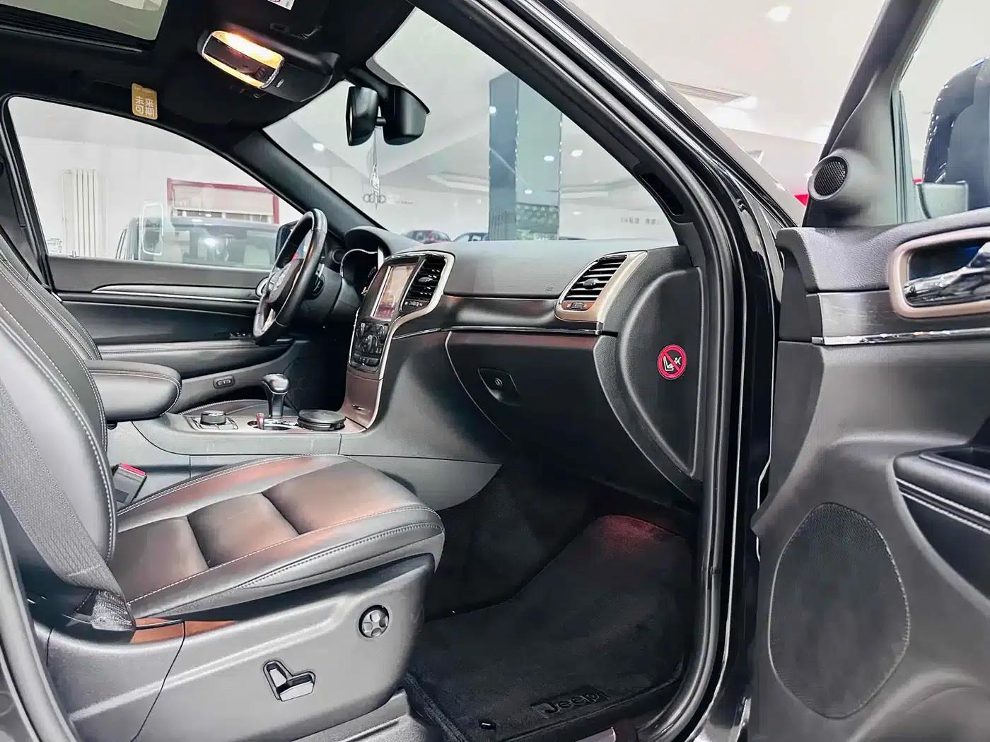 2015 Jeep Grand Cherokee Imported Model 3.0L Comfort Navigation Edition — миниатюра 5