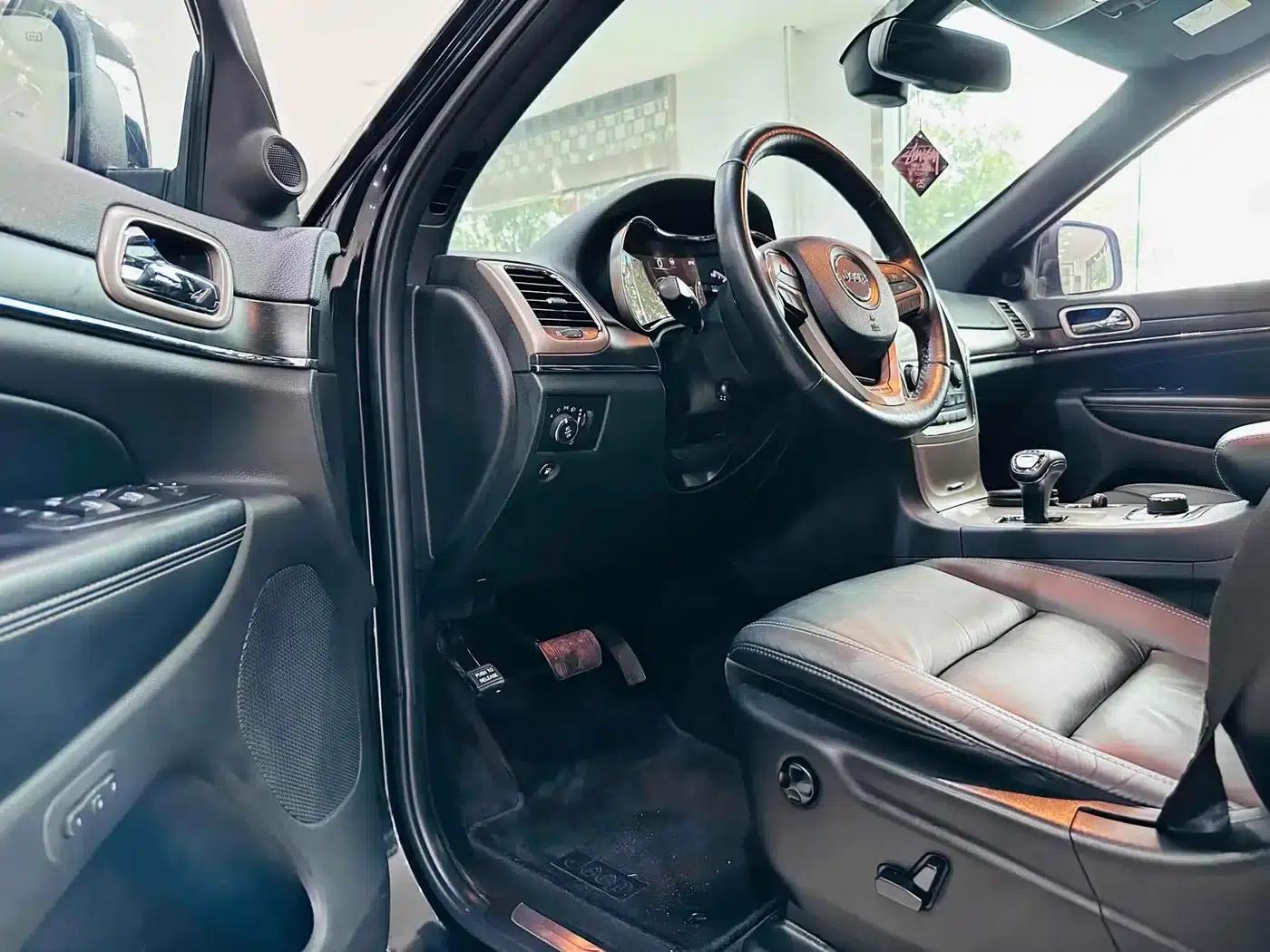 2015 Jeep Grand Cherokee Imported Model 3.0L Comfort Navigation Edition — миниатюра 6