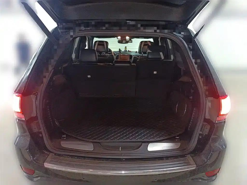 2017 Jeep Grand Cherokee Imported Model 3.0L Comfort Navigation Edition — миниатюра 16