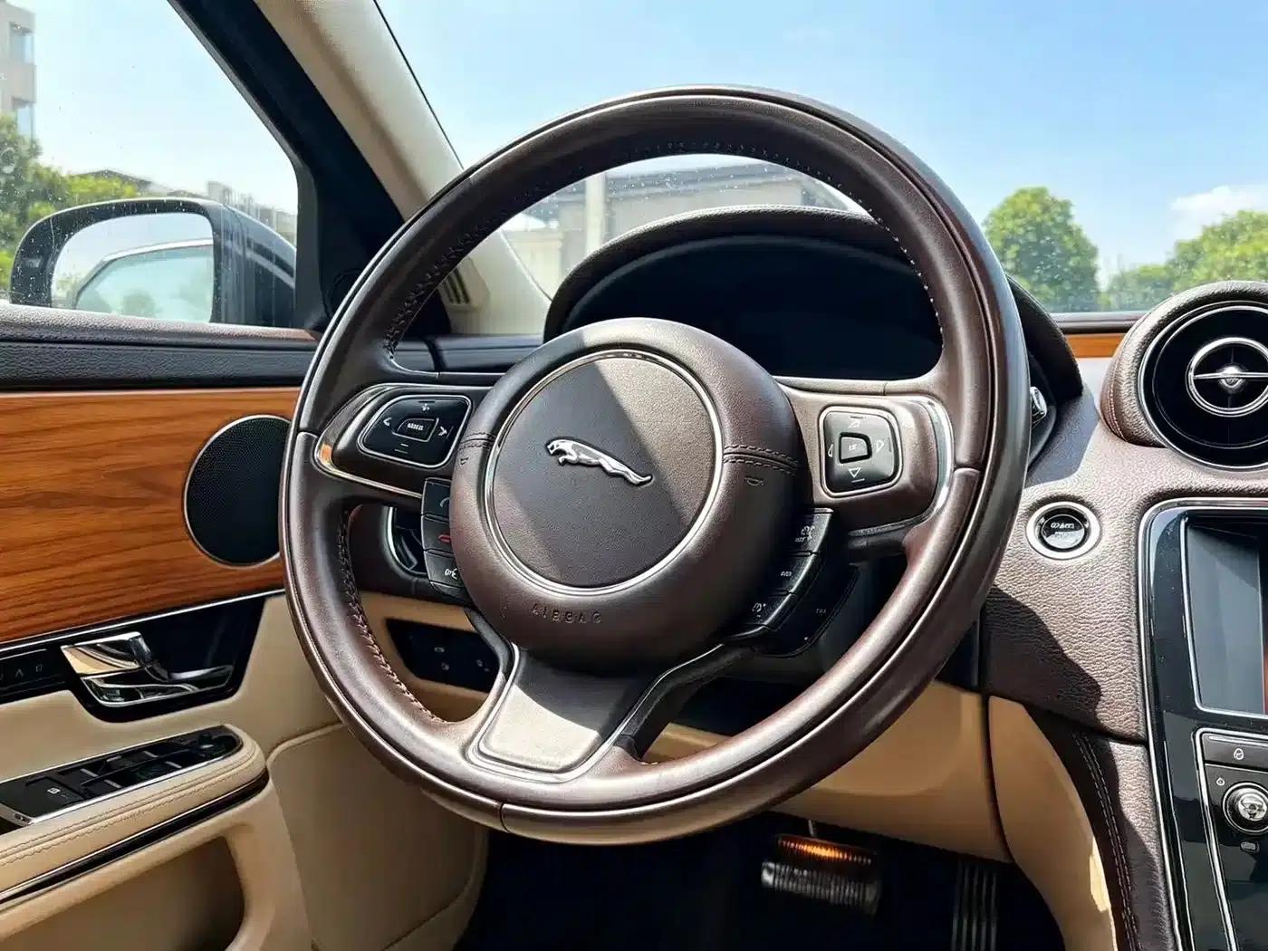 Jaguar XJ 2013 XJL 2.0T Panoramic Business Edition — миниатюра 12