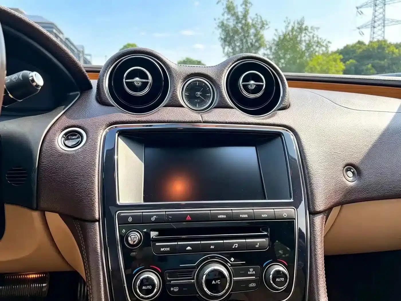 Jaguar XJ 2013 XJL 2.0T Panoramic Business Edition — миниатюра 13