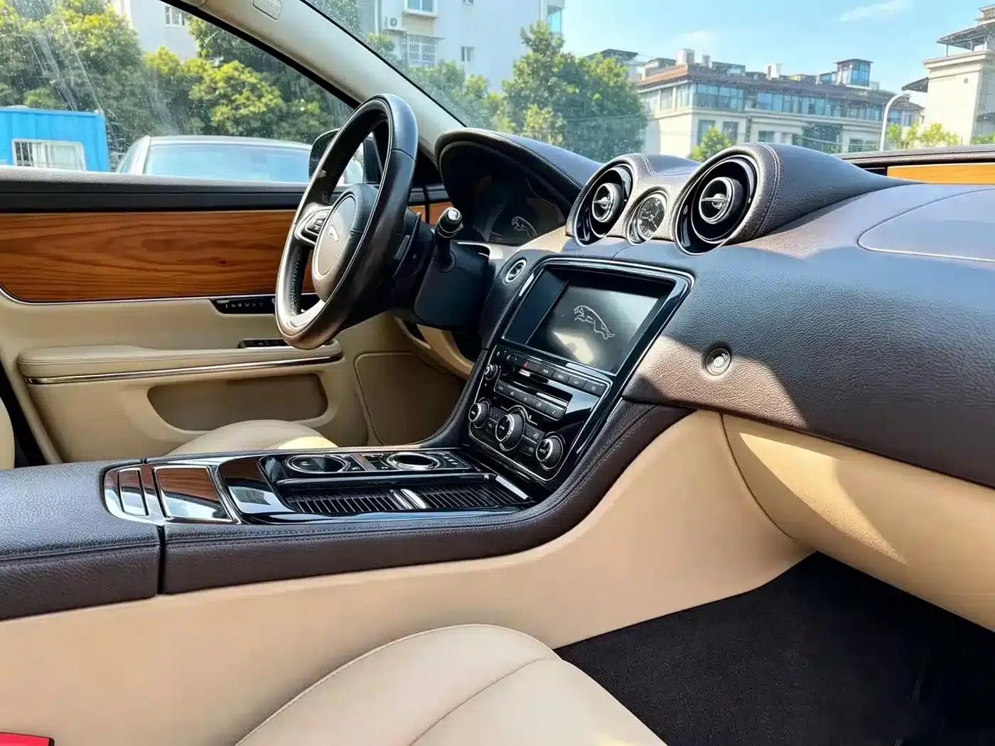 Jaguar XJ 2013 XJL 2.0T Panoramic Business Edition — миниатюра 15