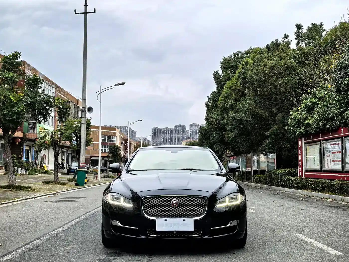 Jaguar XJ 2016 XJL 2.0T 2WD Elegant Business Edition — миниатюра 2
