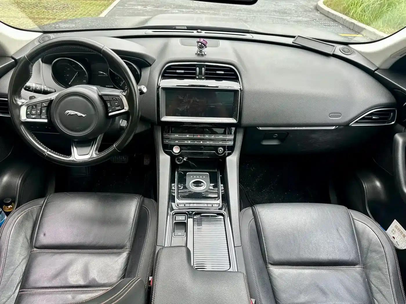 Jaguar F-PACE 2018 2.0T AWD Urban Luxury Edition — миниатюра 8