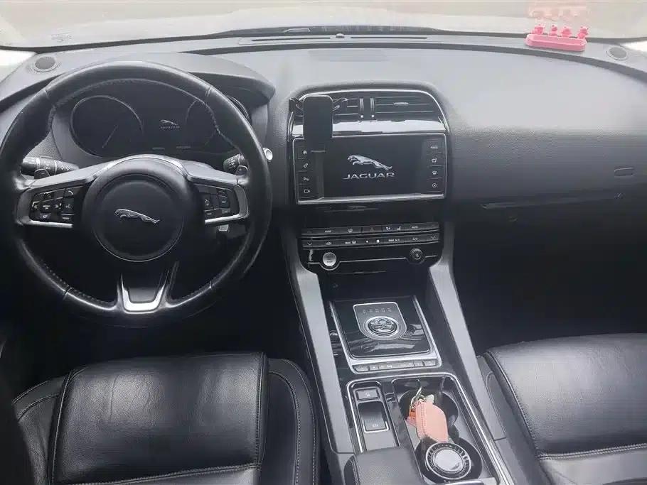 Jaguar F-PACE 2018 2.0T AWD Urban Luxury Edition — миниатюра 12