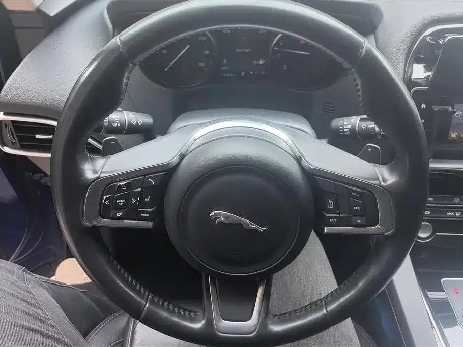 Jaguar F-PACE 2018 2.0T AWD Urban Luxury Edition — миниатюра 15