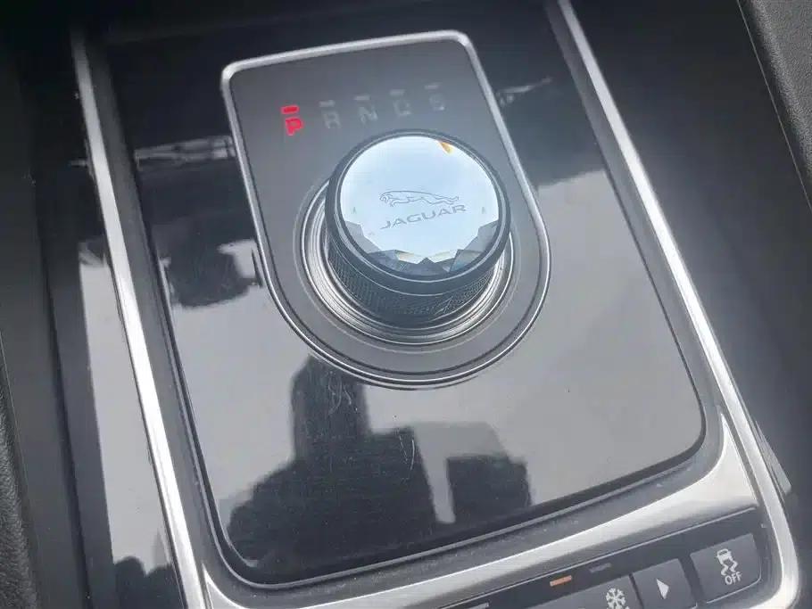 Jaguar F-PACE 2018 2.0T AWD Urban Luxury Edition — миниатюра 16