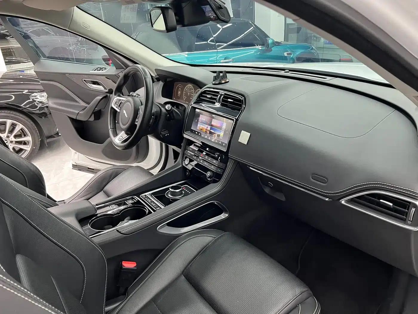 2016 Jaguar F-PACE 2.0T 2WD R-Sport — миниатюра 11