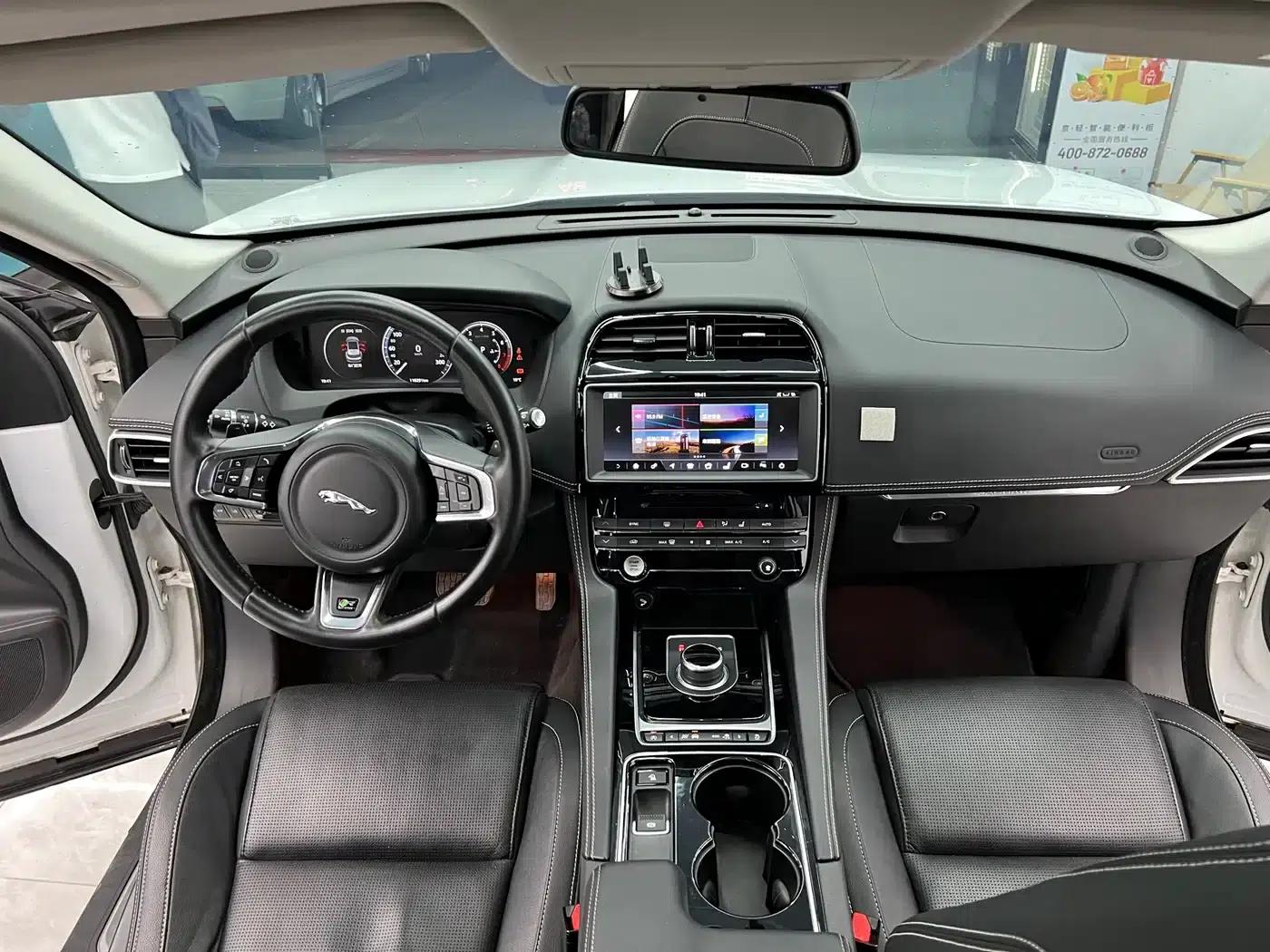2016 Jaguar F-PACE 2.0T 2WD R-Sport — миниатюра 13
