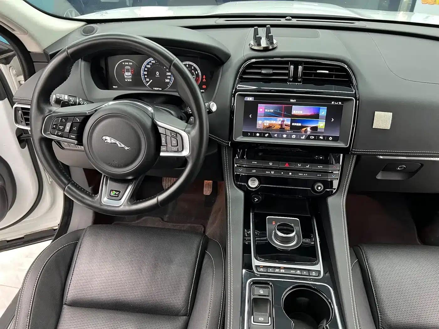 2016 Jaguar F-PACE 2.0T 2WD R-Sport — миниатюра 14