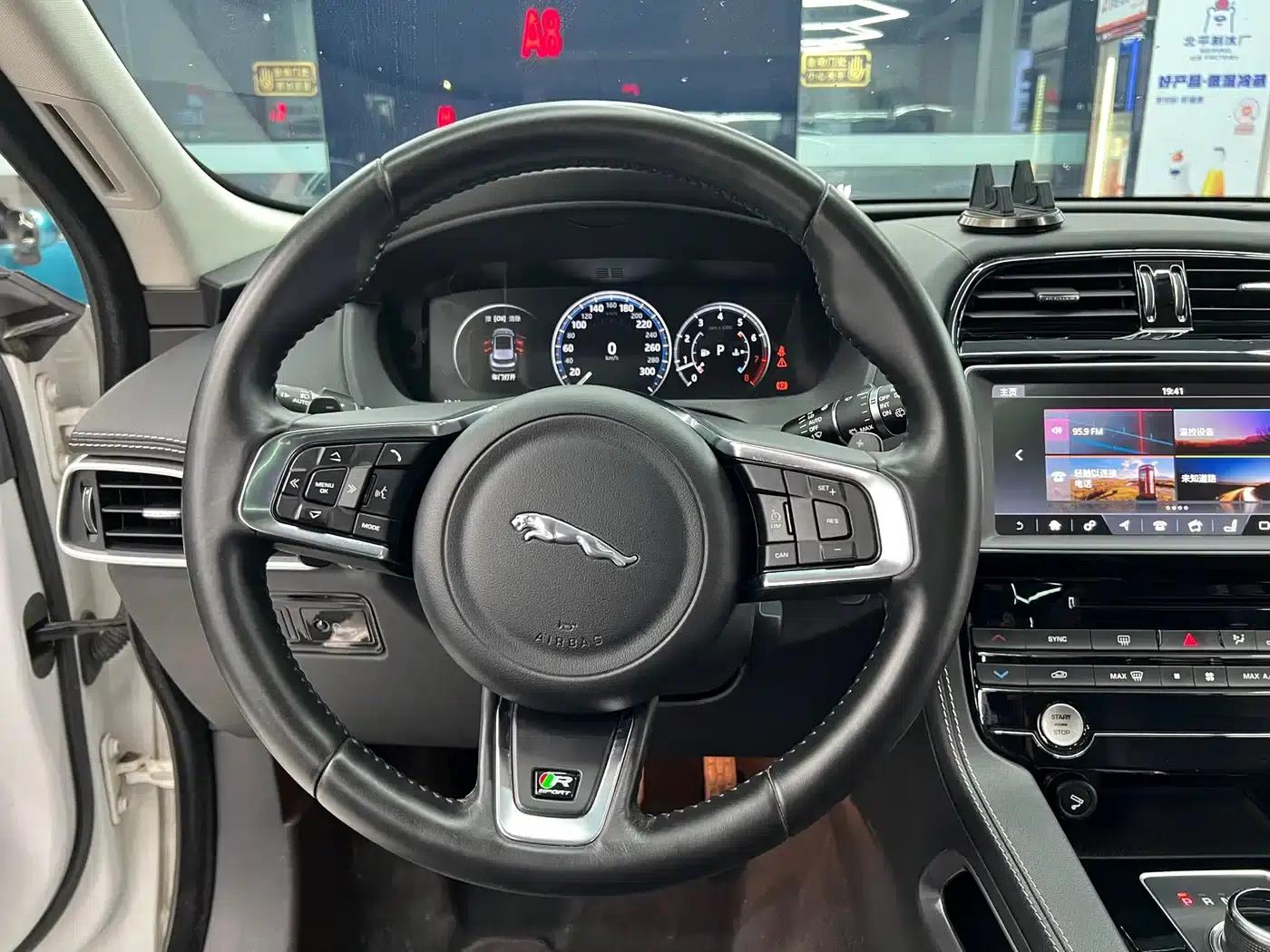 2016 Jaguar F-PACE 2.0T 2WD R-Sport — миниатюра 15