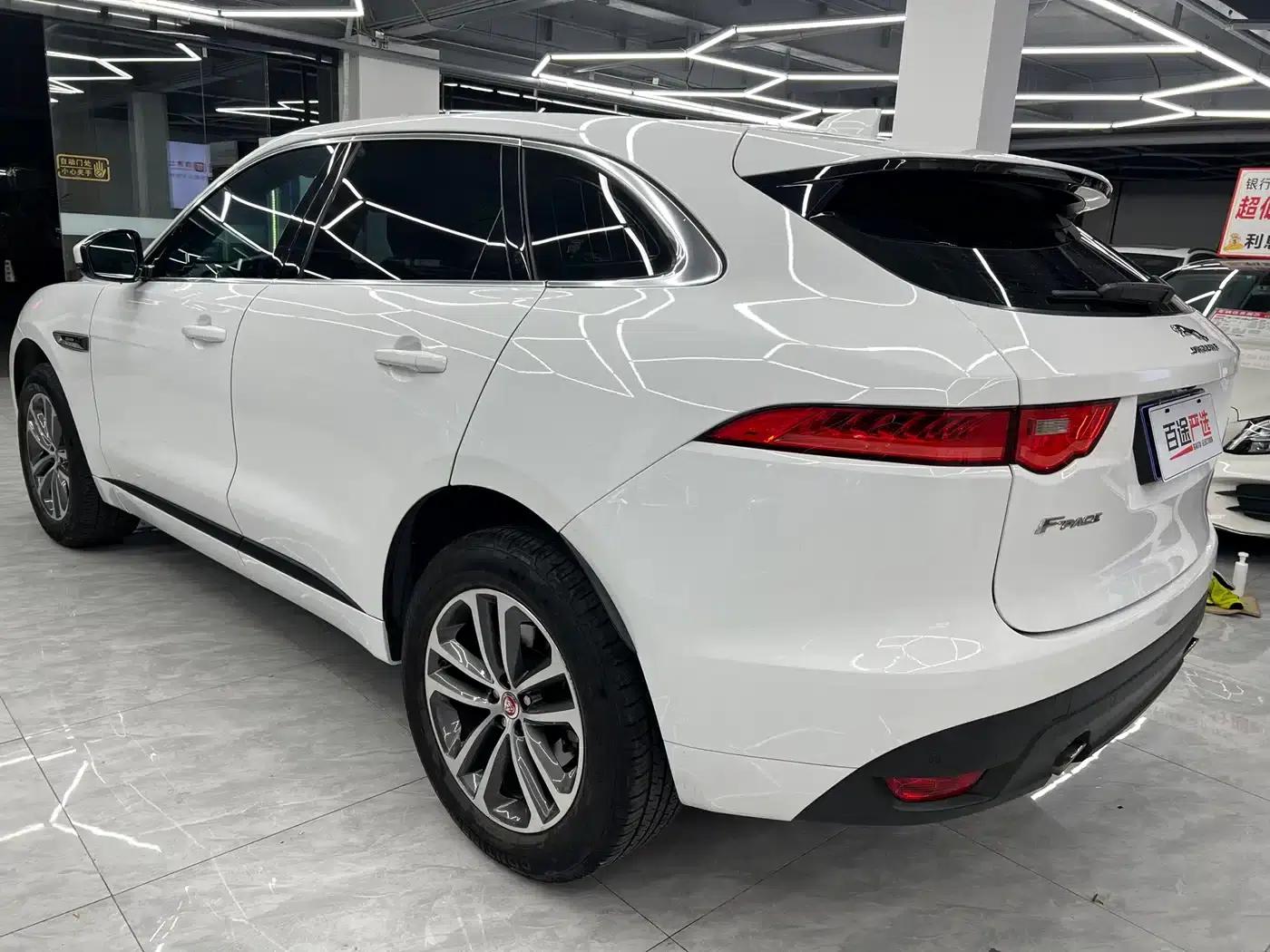 2016 Jaguar F-PACE 2.0T 2WD R-Sport — миниатюра 20