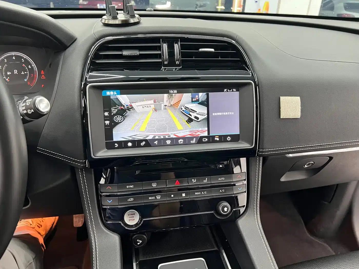 2016 Jaguar F-PACE 2.0T 2WD R-Sport — миниатюра 6