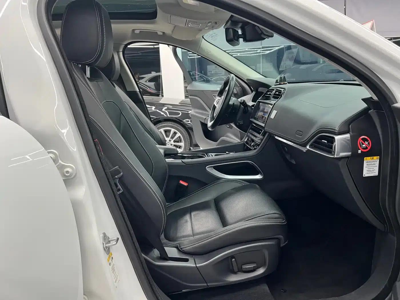 2016 Jaguar F-PACE 2.0T 2WD R-Sport — миниатюра 10