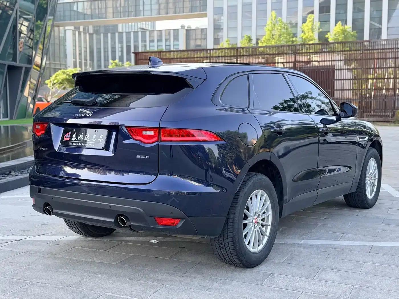 Jaguar F-PACE 2018 2.0T 2WD Urban Luxury Edition — миниатюра 6