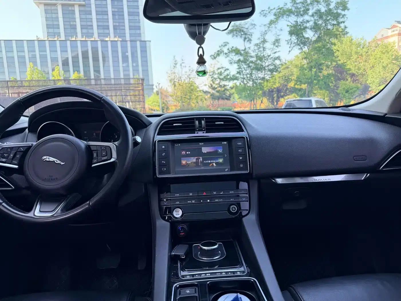 Jaguar F-PACE 2018 2.0T 2WD Urban Luxury Edition — миниатюра 9