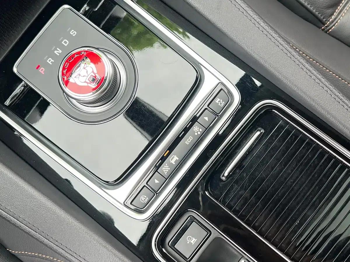 Jaguar F-PACE 2019 2.0T 2WD Urban Luxury Edition — миниатюра 13