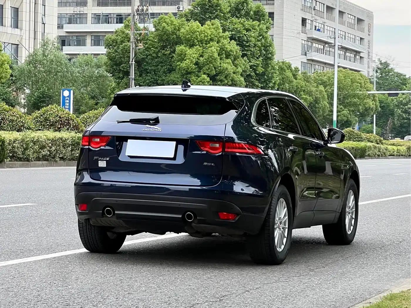 Jaguar F-PACE 2019 2.0T 2WD Urban Luxury Edition — миниатюра 3