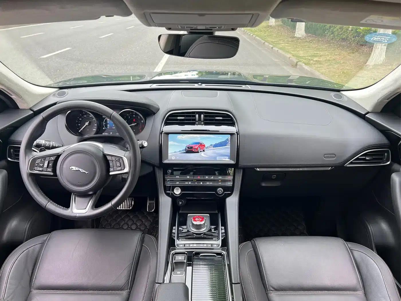 Jaguar F-PACE 2019 2.0T 2WD Urban Luxury Edition — миниатюра 8