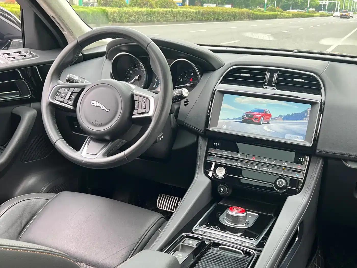 Jaguar F-PACE 2019 2.0T 2WD Urban Luxury Edition — миниатюра 9