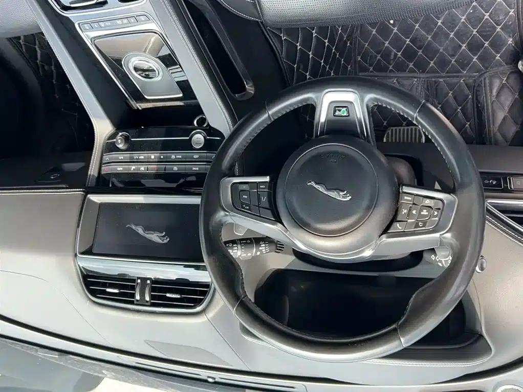 Jaguar F-PACE 2019 2.0T AWD R-Sport — миниатюра 18