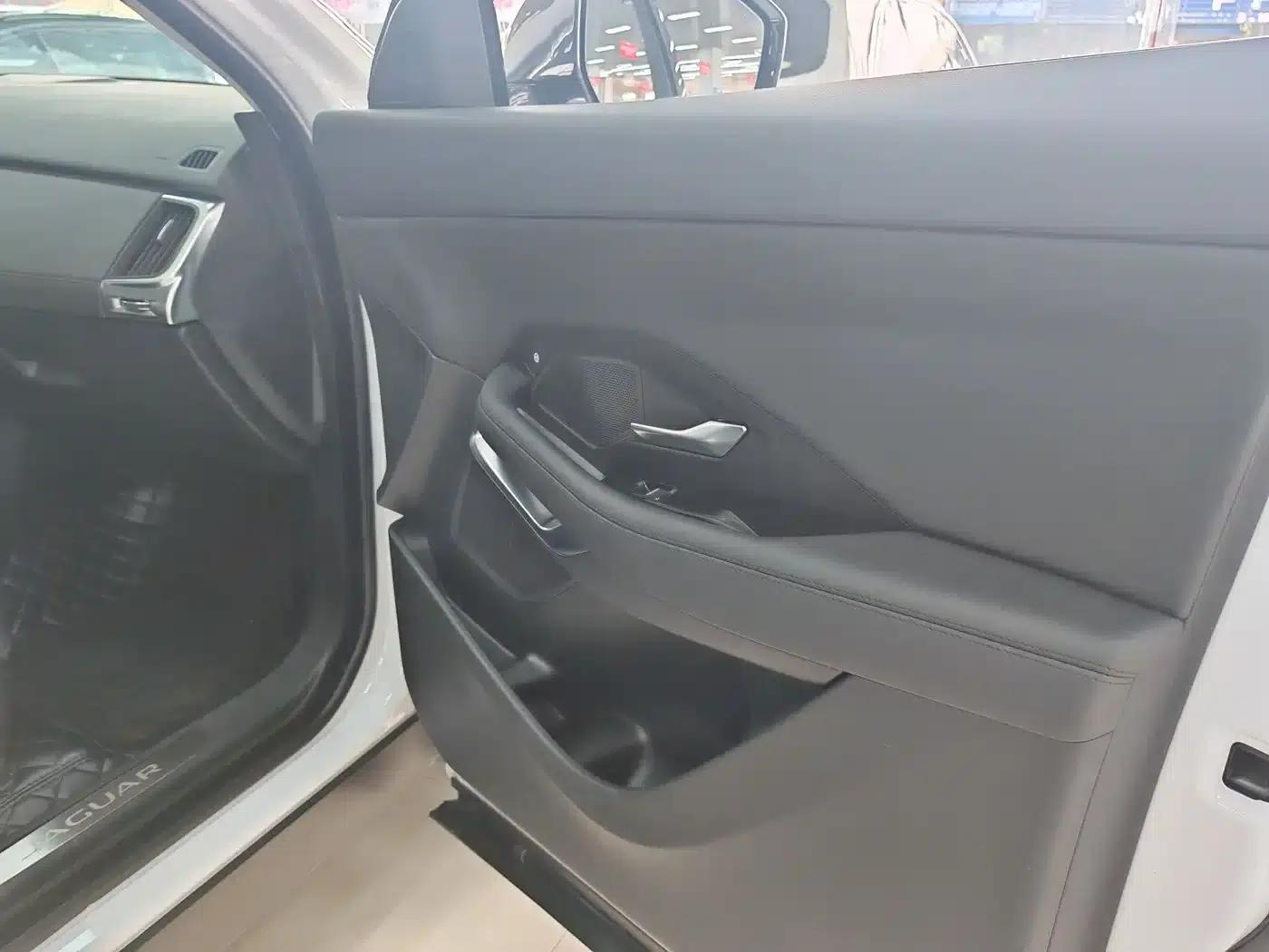 Jaguar E-PACE 2018 P200 First Edition Limited Edition (China V Emission Standard) — миниатюра 4