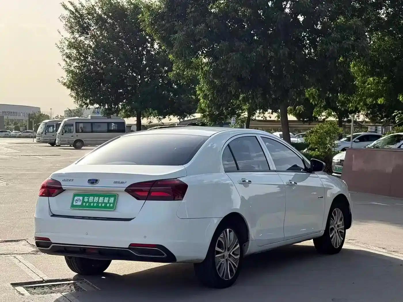 Geely Emgrand EV450 Progressive (2018 Model) — миниатюра 5