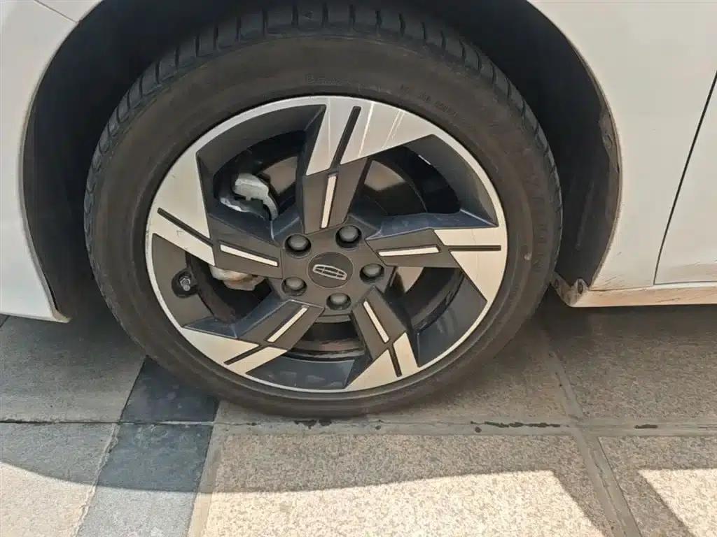 Geely Emgrand L HiP 2024 Dragon Edition 1.5TD-DHT Pro 100KM Excellent Model — миниатюра 23