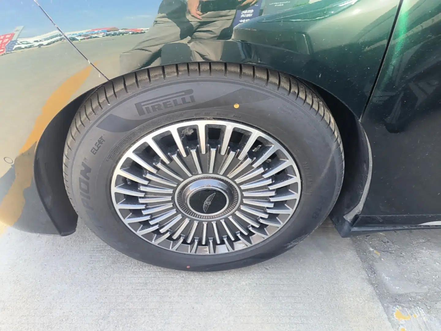 Geely Galaxy LEVC L380 2025 805 km Flagship Version All-Wheel Drive — миниатюра 9