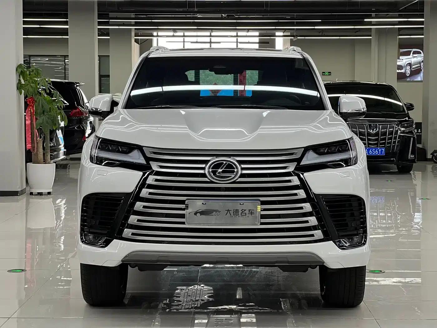 Lexus LX 2025 700h VIP Leading Edition — миниатюра 2