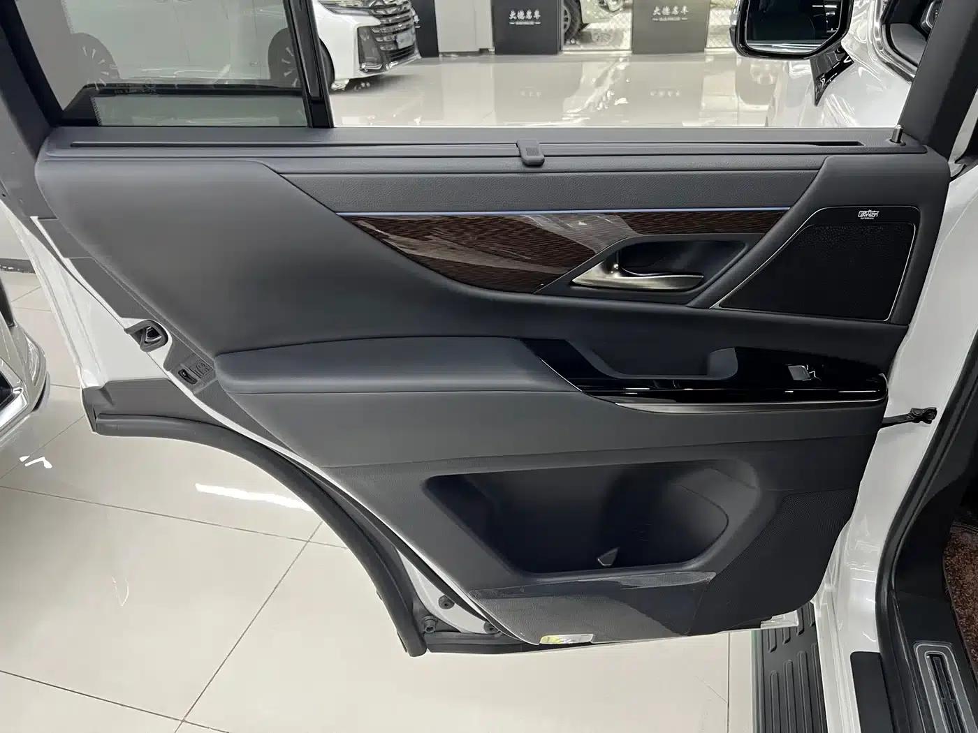 Lexus LX 2025 700h VIP Leading Edition — миниатюра 11
