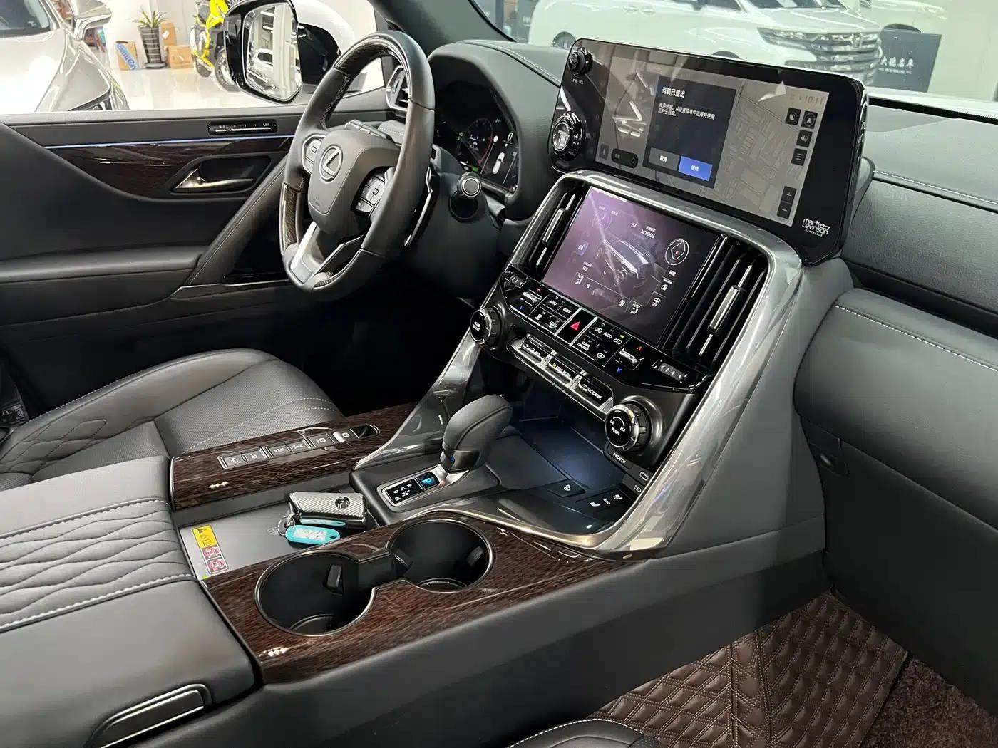 Lexus LX 2025 700h VIP Leading Edition — миниатюра 20