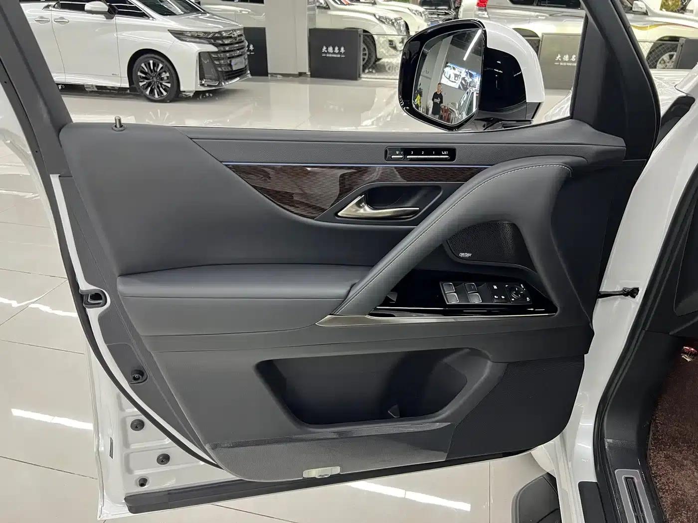 Lexus LX 2025 700h VIP Leading Edition — миниатюра 21