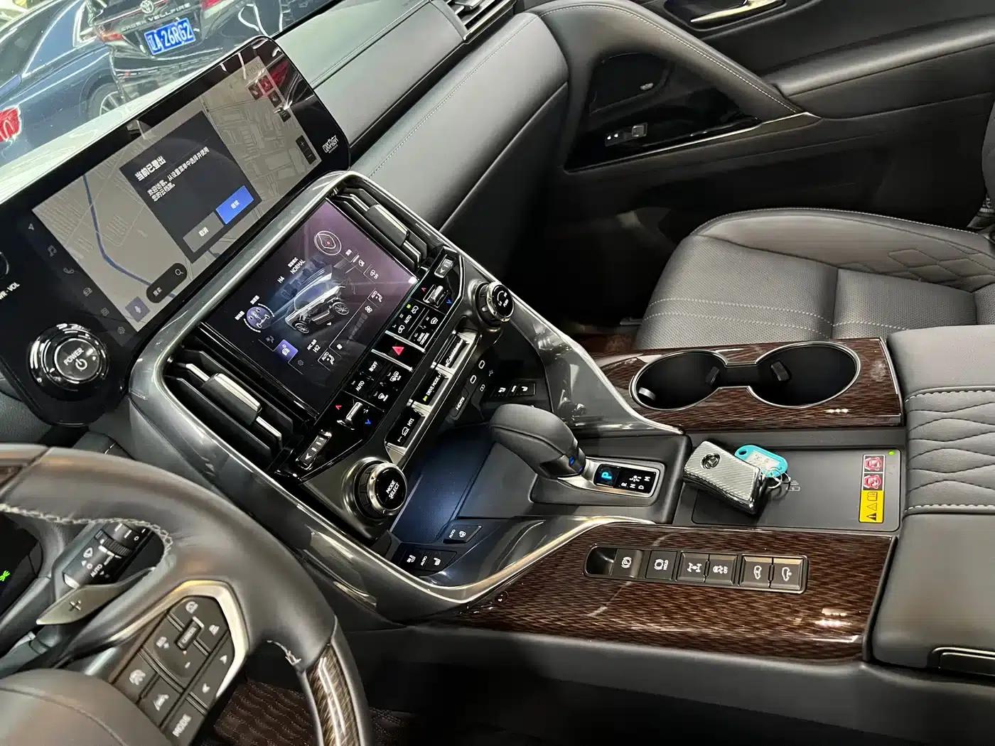 Lexus LX 2025 700h VIP Leading Edition — миниатюра 26