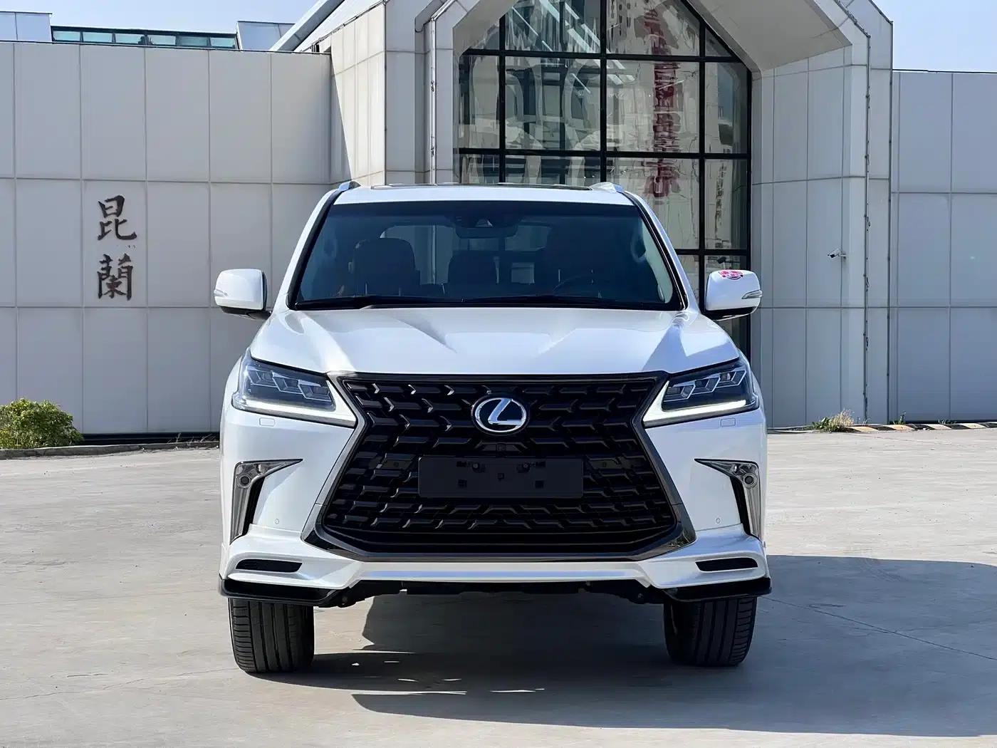 2016 Lexus LX 570 Premium Luxury Edition — миниатюра 3