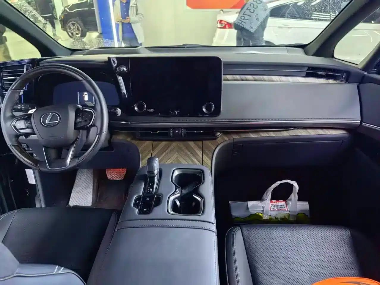 Lexus LM 2025 500h Six-Seat Premium Edition — миниатюра 21