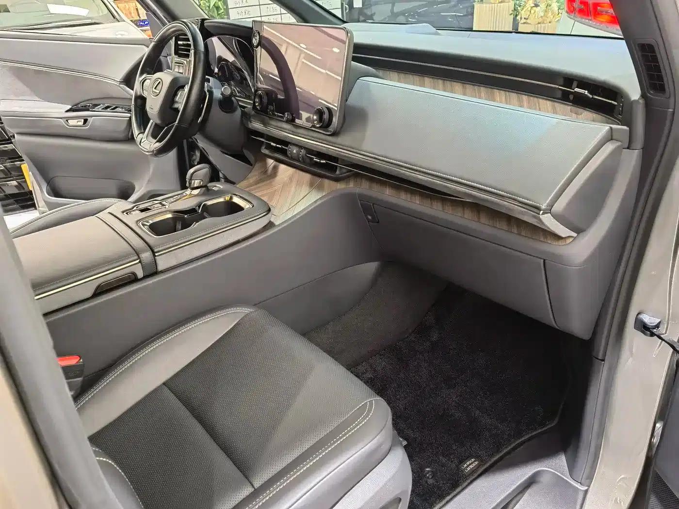 Lexus LM 2025 500h Six-Seat Premium Edition — миниатюра 10