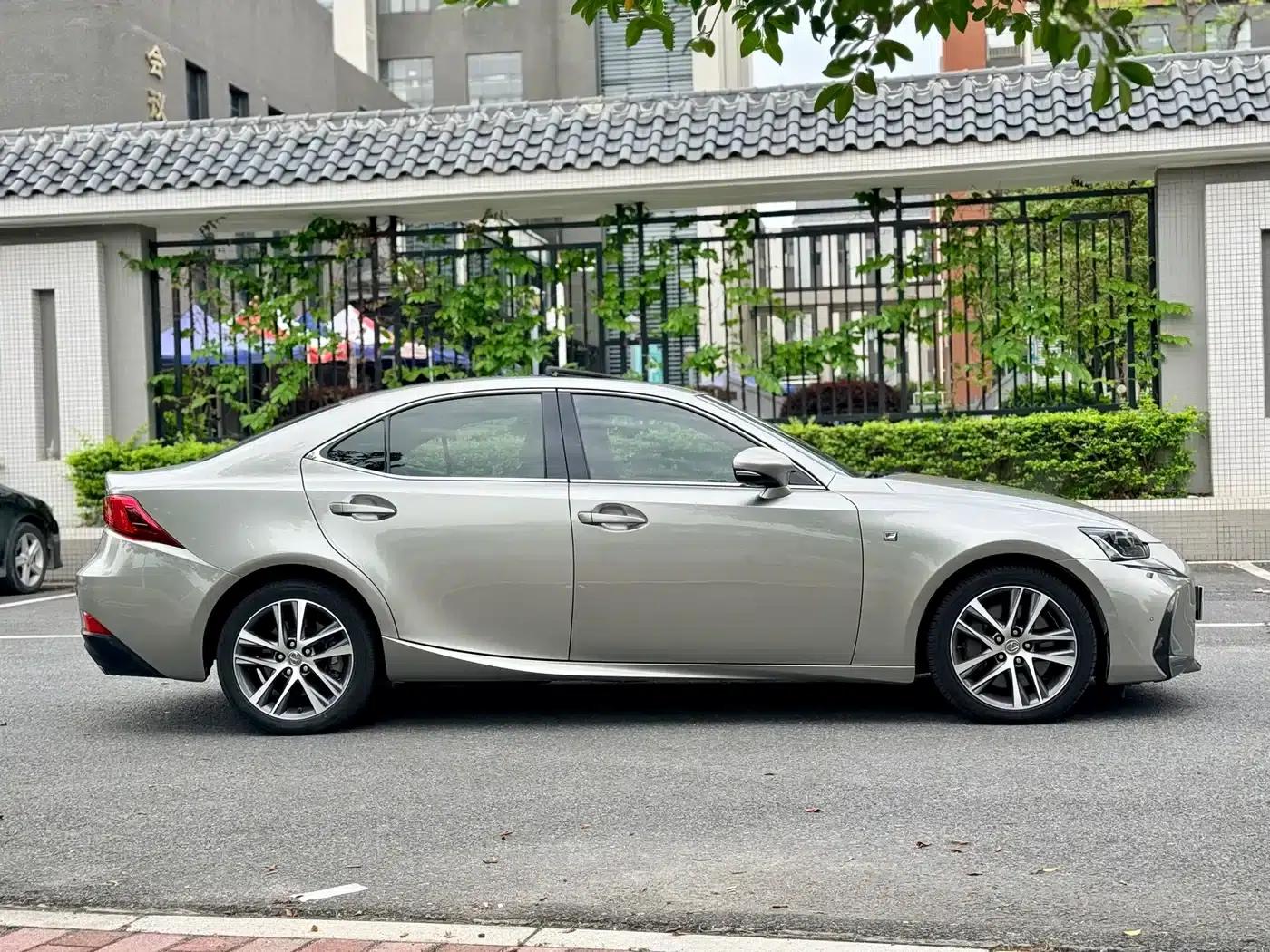 Lexus IS 2017 300 F SPORT Edition — миниатюра 4