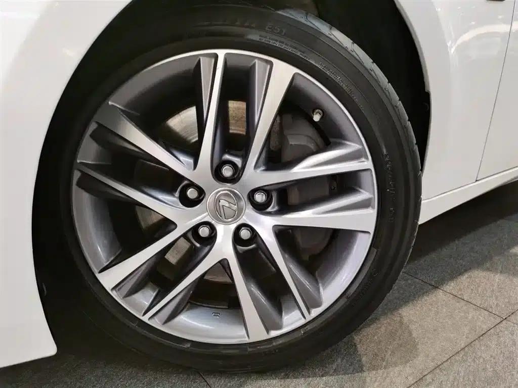 Lexus IS 2017 300 Leading Edition — миниатюра 14