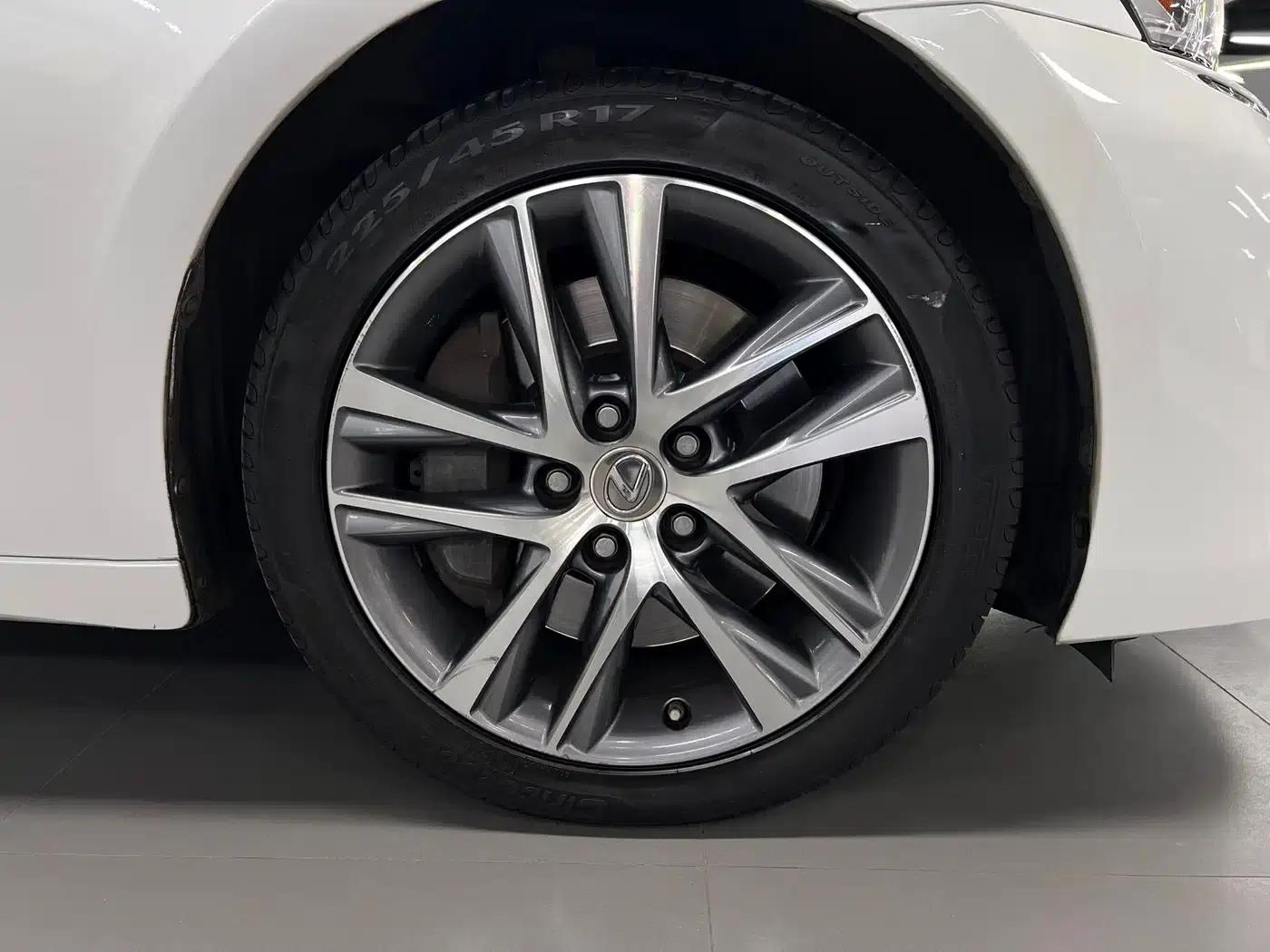 Lexus IS 2017 300 Leading Edition — миниатюра 11